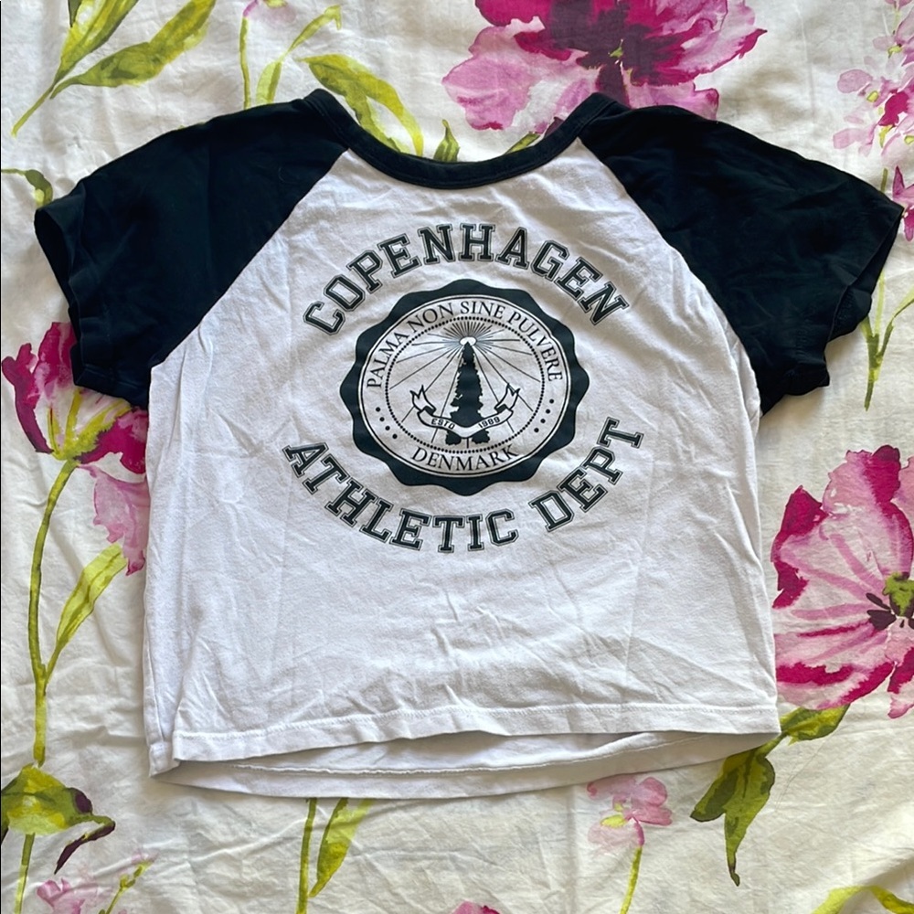 Hollister Black and White Short Sleeve Tees